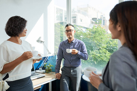 业余人士在休息期间喝咖啡图片