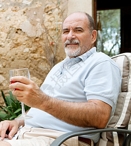 享受旅行和退休的老年人在户外喝图片