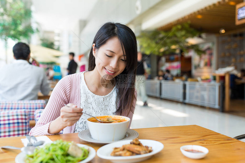 女人在餐厅享用她的食物