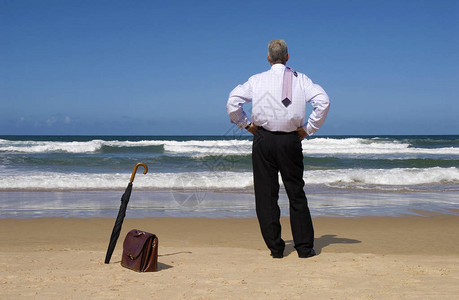 退休的老年人站在沙滩图片