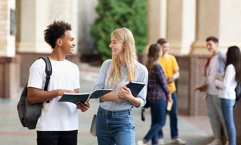 学生聊天在大学校园户外活动课间交流图片