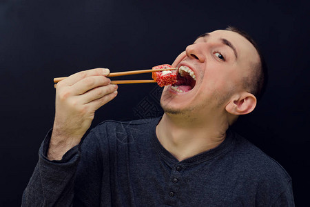 男人用筷子吃卷饼张图片