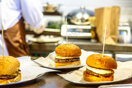 三个汉堡在一家餐馆的柜台上快餐图片