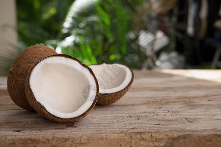 木制背景上成熟的半切椰子椰子奶油和图片