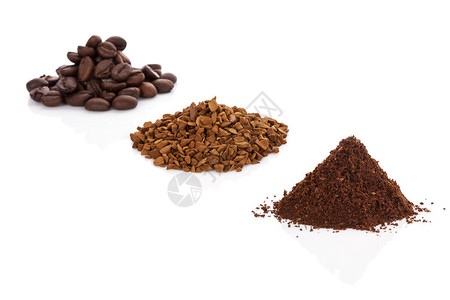 咖啡变体咖啡豆磨碎的咖啡和速溶咖啡堆积在白色背景上烹饪图片