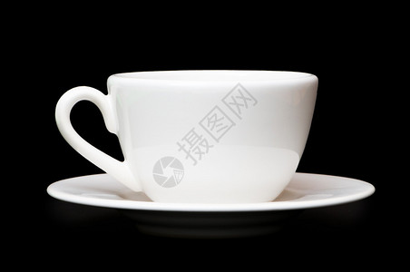 黑色背景上孤立的白色茶杯背景图片