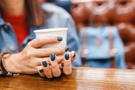 妇女在咖啡馆喝咖啡喝咖啡图片