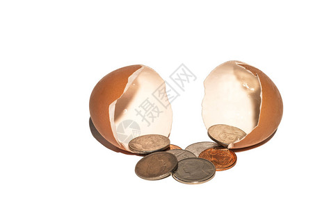 硬币从破裂的鸡蛋出现白色背景图片