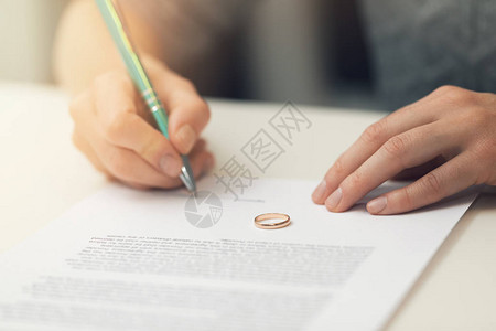 签署结婚离文图片