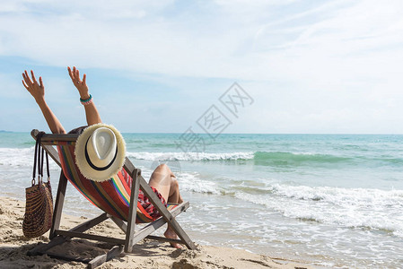 张开双臂享受夏日海上假期的快乐女人暑假概念图片