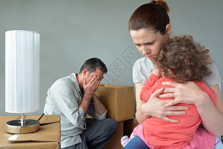 悲伤的被驱逐的家庭担心搬迁房子搬家的概念真实的背景图片
