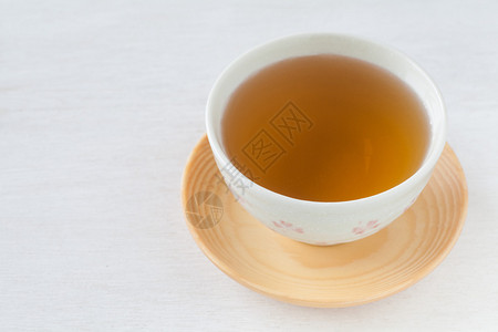 白桌上的一杯热茶图片