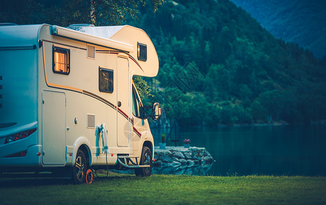 Camper在冰川湖露营露营车度假图片