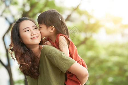 当她背着她骑时亲吻母亲的女孩图片