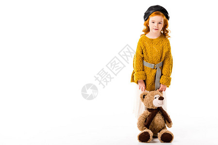 红发孩子与泰迪熊站在一起图片