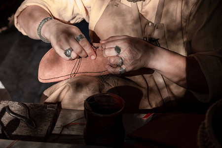 鞋匠缝制鞋子和皮革鞋匠是修鞋的图片
