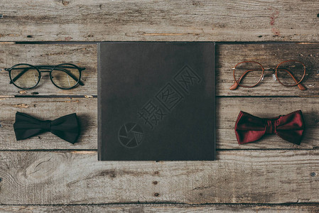 眼镜和弓绳的顶部视图木制桌面背景图片
