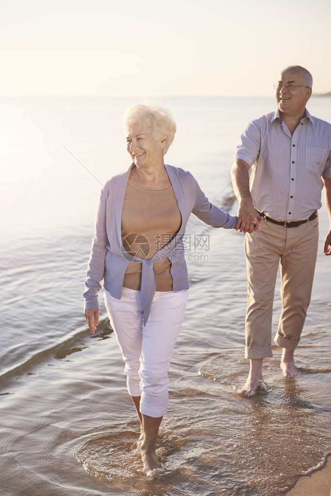 走在冰冷海水中的老夫妻图片