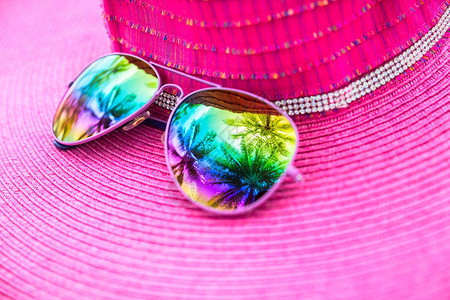 粉红夏帽和彩色墨镜棕榈图片