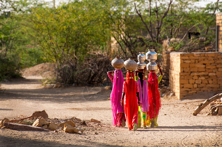 印度拉贾斯坦邦Jaisalmer附近沙漠村庄的图片