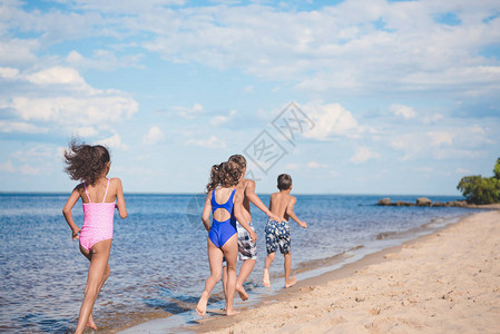在沙滩上跑来去的儿童图片
