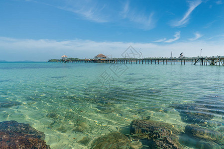 泰国普吉度假胜地的伍德码头和热带小屋图片