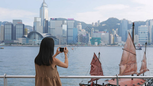 在香港维多利亚港用手机拍照的图片