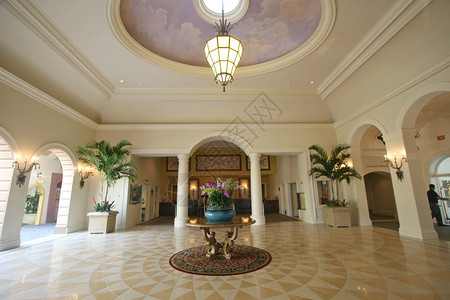 酒店大堂的内部铺着瓷砖地板图片
