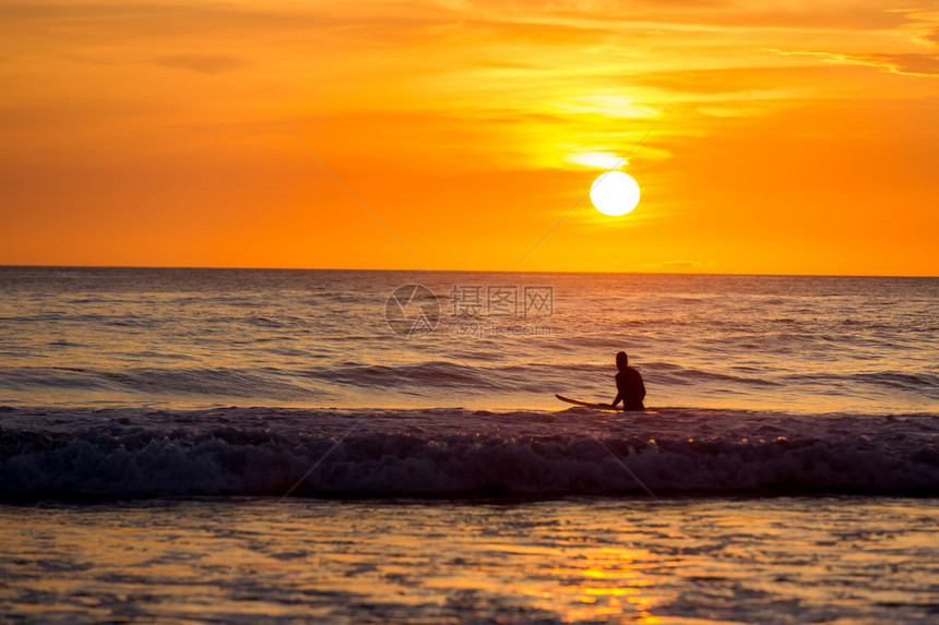 Surfersillhouette享受在哥斯达黎加PlayaNe图片