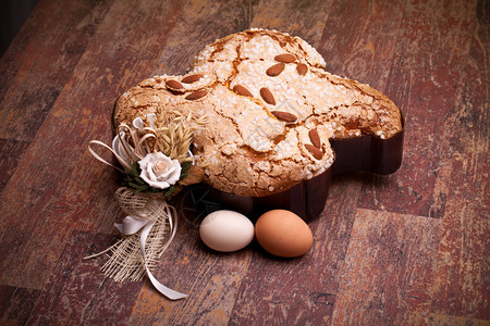 意大利传统的复活节复活节鸽和鸡蛋甜点图片