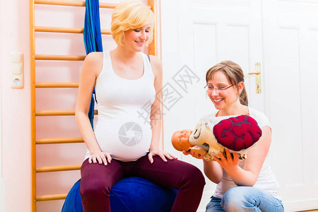 助产士在实践中为孕妇提供产前护理背景图片