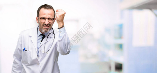 高医长医学专业的男医生愤怒和愤怒地表达消极情绪图片