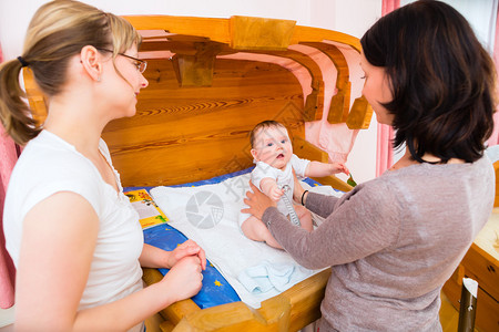 在实践中助产士在产后护理时对新生儿背景图片