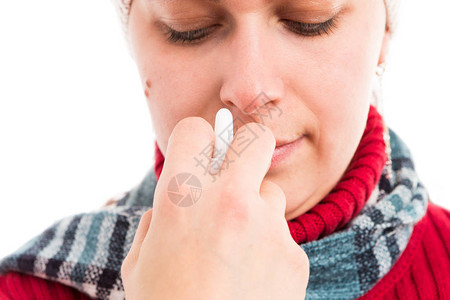 使用鼻喷剂或呼吸道减排剂作为冬季流感概念图片