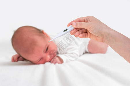 用数字温度计测量新生儿的温度感图片