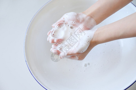 用肥皂洗手图片