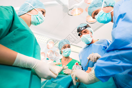 医院手术室的手术团队或在紧急情况下对患者进行手术图片