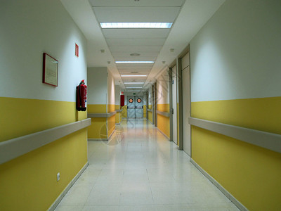 现代医院走廊末端有门的现图片