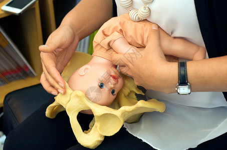 助产士向一名孕妇演示分娩只有5的婴儿在预产期出生大多数婴儿在37到42背景图片