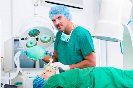 手术室医生外科医生病人在手术室图片