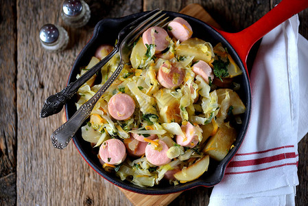 有土豆洋葱和香肠的斜菜卷心菜图片
