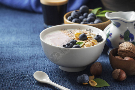 健康的经典早餐有酸奶咖啡和各种麦片新鲜蓝莓图片
