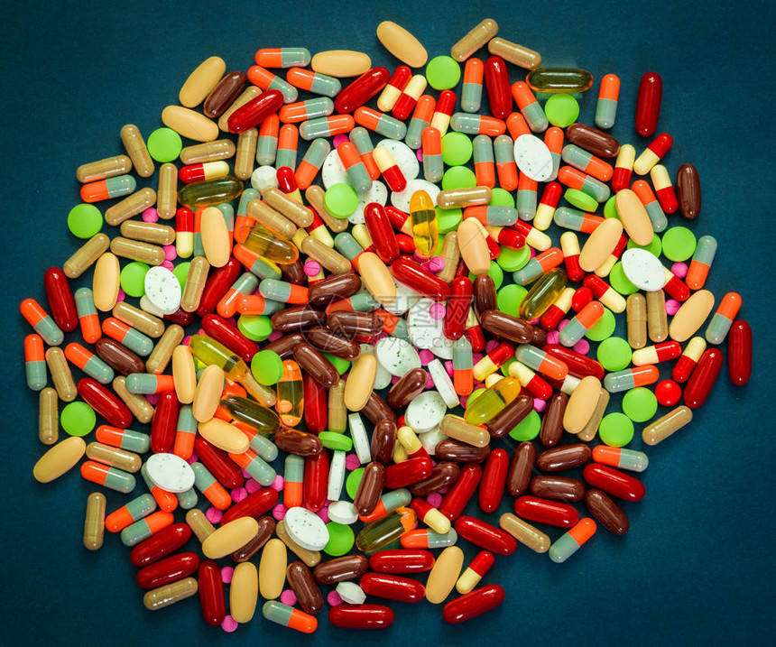 一堆五颜六色的片剂和胶囊丸在蓝色背景上合理概念的抗生素耐药和药物使用医药行业全球医疗保健药物图片