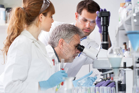 卫生保健研究人员在生命科学实验室进行显微镜检查年轻的研究科学家和高级教授在研究实验室准备和分析医疗的高清图片素材