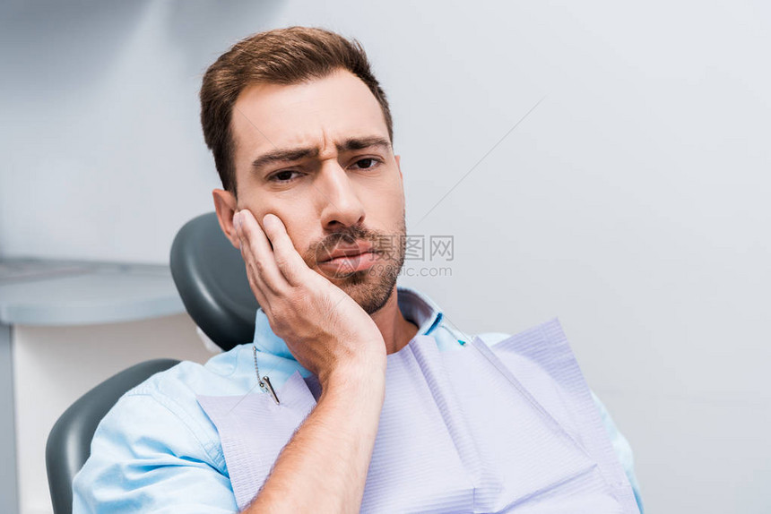 在牙科诊所牙齿痛时碰面的不高图片