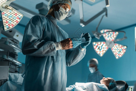 外科医生在手术室病人附近图片
