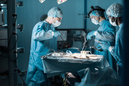 多族裔外科医生在手术室手术图片