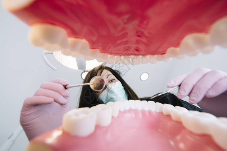 牙科医生检查病人的牙图片