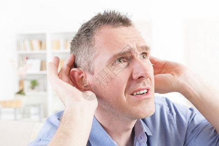 穿着耳聋助听器的男子背景图片