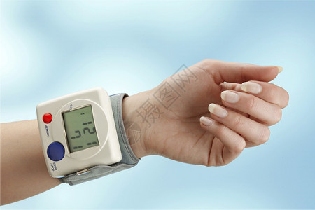 女人手腕上的血压计图片